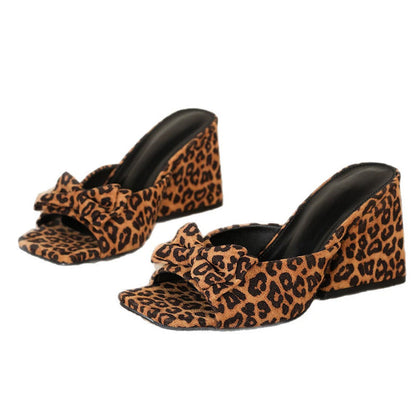 💎 69 % Rabatt! 💎Slip-On-Sandalen mit Absatz und Leopardenmuster – Blockabsatz, Schleifenverzierung und auffälliges Muster (Größen 36–43) 👠🐆