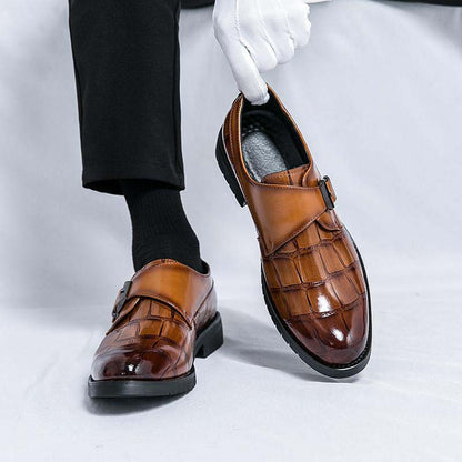 Klassische Herrenschuhe aus Kunstleder mit einer Schnalle