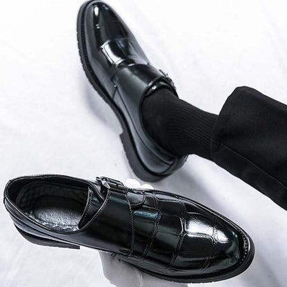 Klassische Herrenschuhe aus Kunstleder mit einer Schnalle
