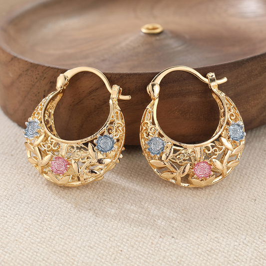 ⏰ 50 % RABATT – Nur für kurze Zeit ✨Vergoldete Halbmond-Creolen mit Blumenemaille 🌙✨ Elegante Handarbeit mit femininem Design