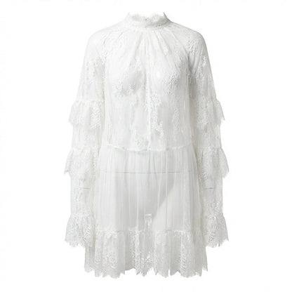 Elegantes Spitzenkleid mit Ausschnitten