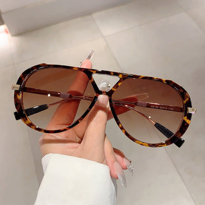 🔥 FLASH SALE 2026 – 50% RABATT! Nur 19,99 € ✨⚡ 50K+ VERKAUFT! 🕶️ Retro Sonnenbrille für den Sommer – Großer Rahmen, Überlegener UV-Schutz, HD-Gläser & Leicht – Ideal für Strand, Pool und Outdoor-Aktivitäten
